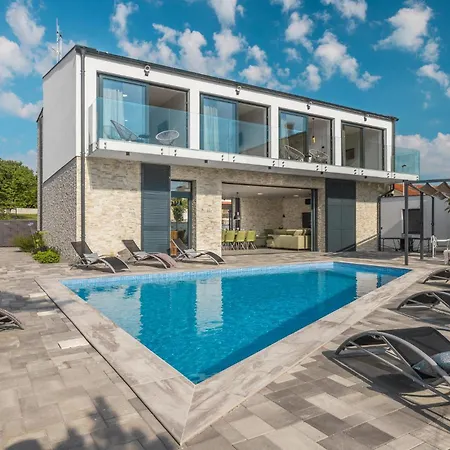 Holiday home 5 Bedroom Awesome In Miholjice *