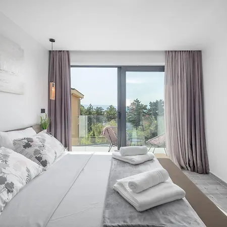 Holiday home 5 Bedroom Awesome In Miholjice *